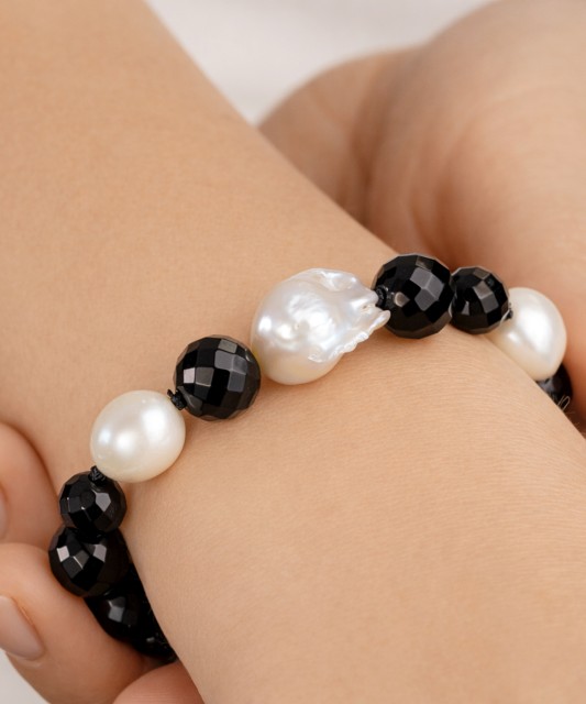 Onyx bracelet with Kasumi pearls and silver