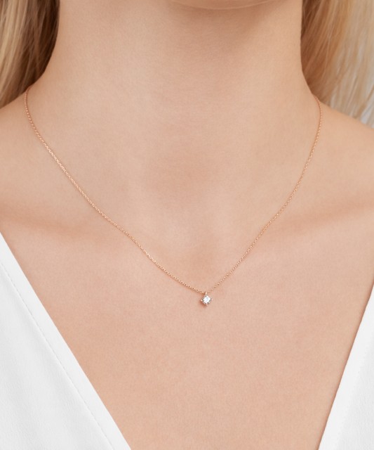 Kultainen kaulakoru zirkoniriipuksella