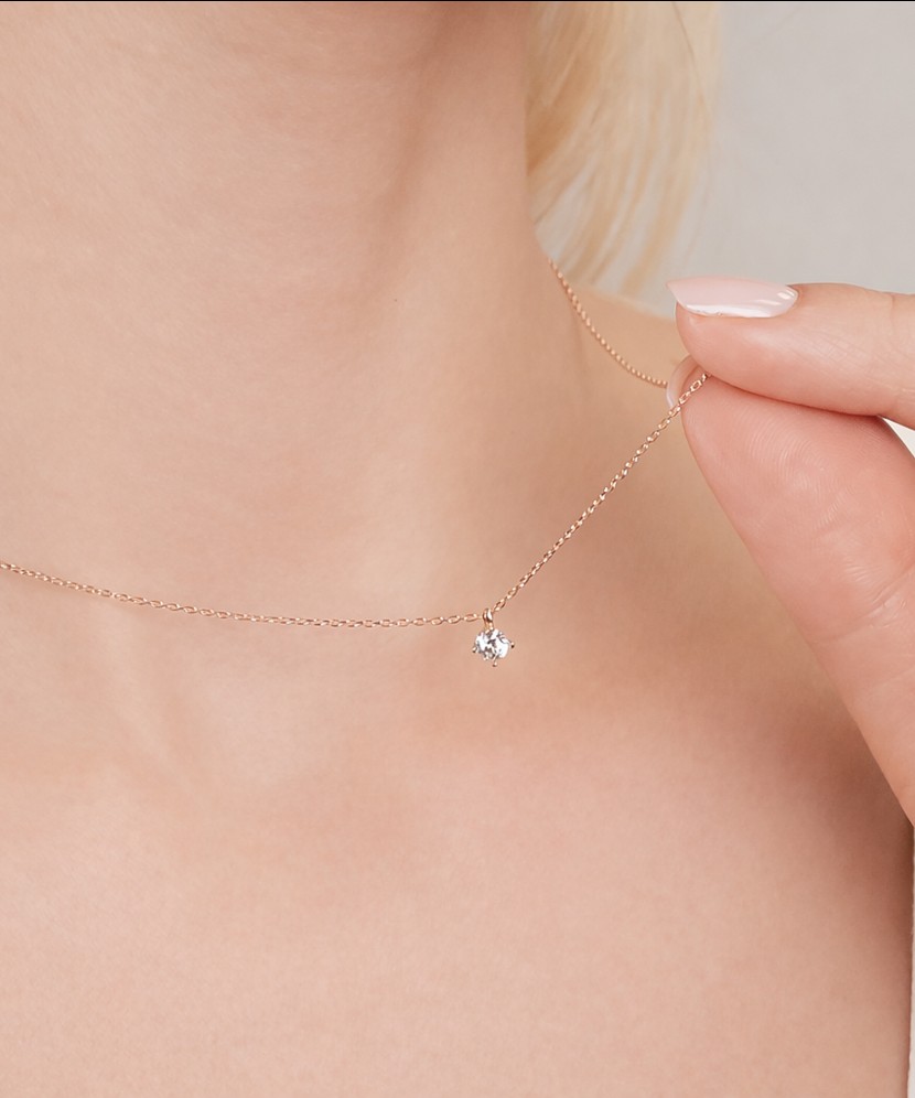 Kultainen kaulakoru zirkoniriipuksella