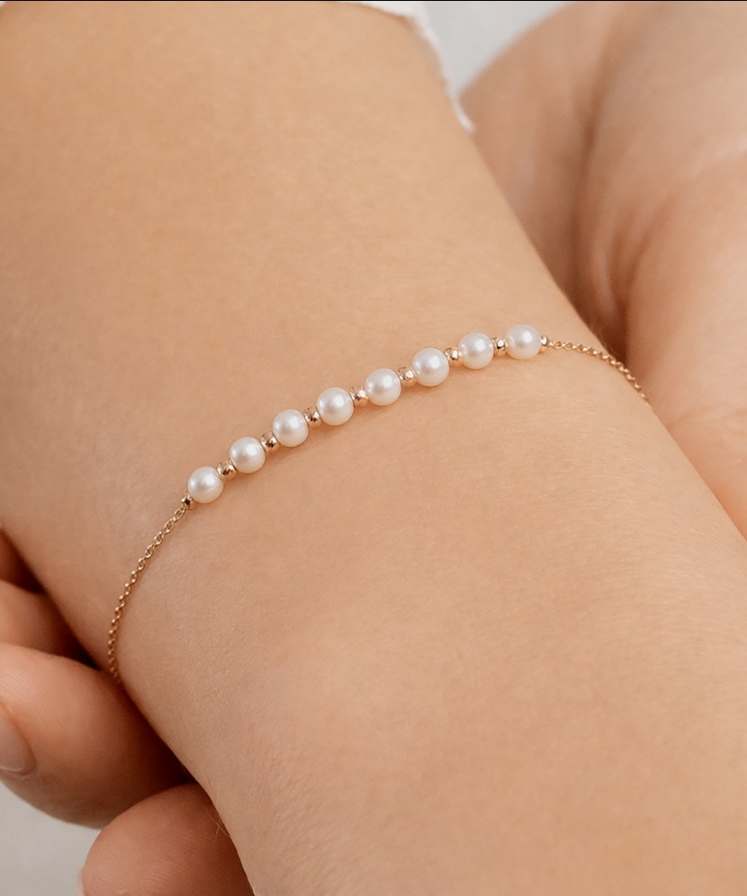 Gold bracelet with pearls