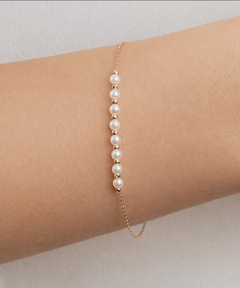 Gold bracelet with pearls