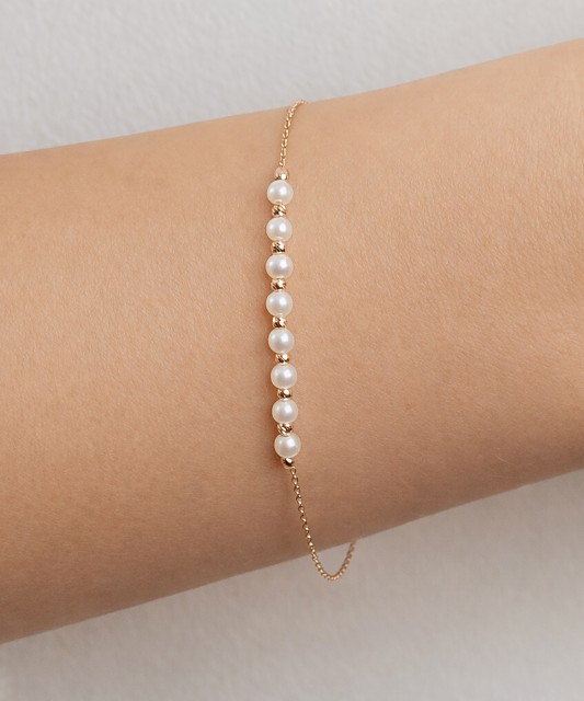 Gold bracelet with pearls