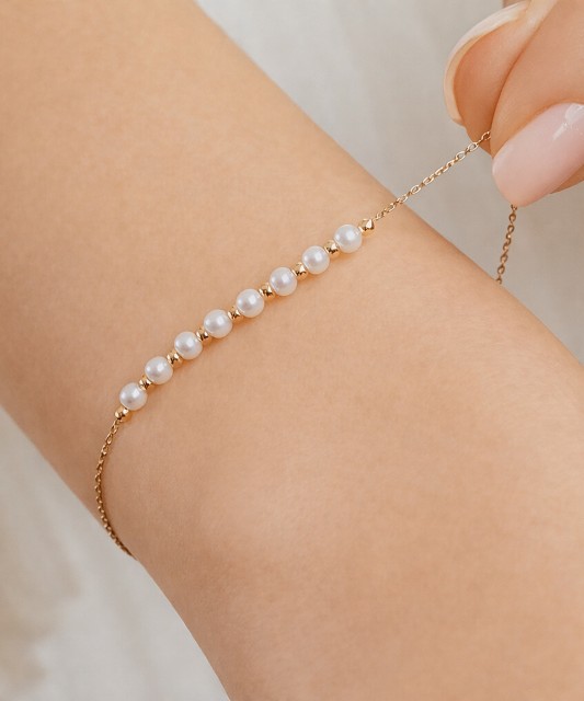Gold bracelet with pearls