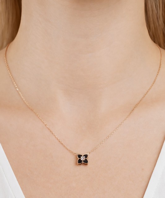 Gold chain with onyx pendant