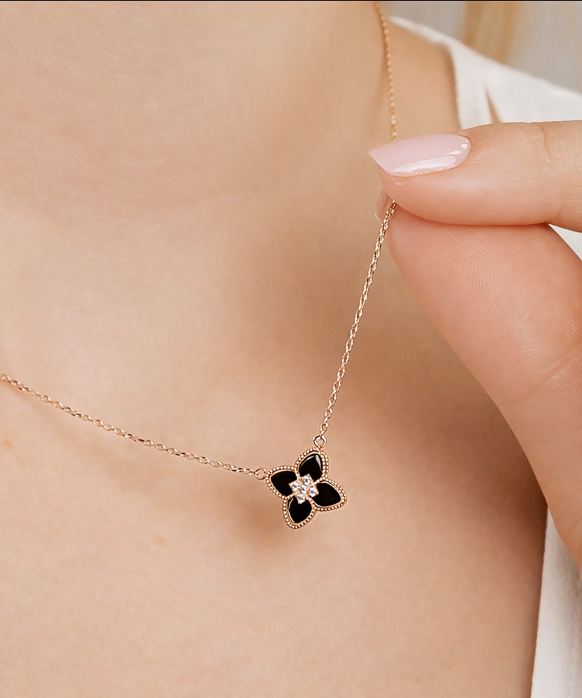 Gold chain with onyx pendant