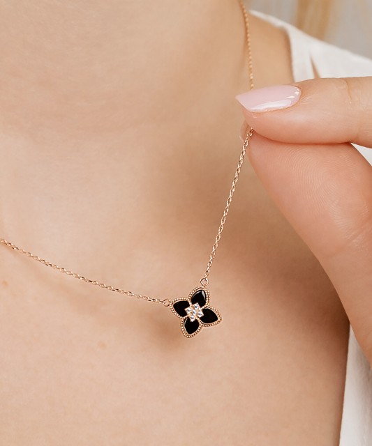 Gold chain with onyx pendant