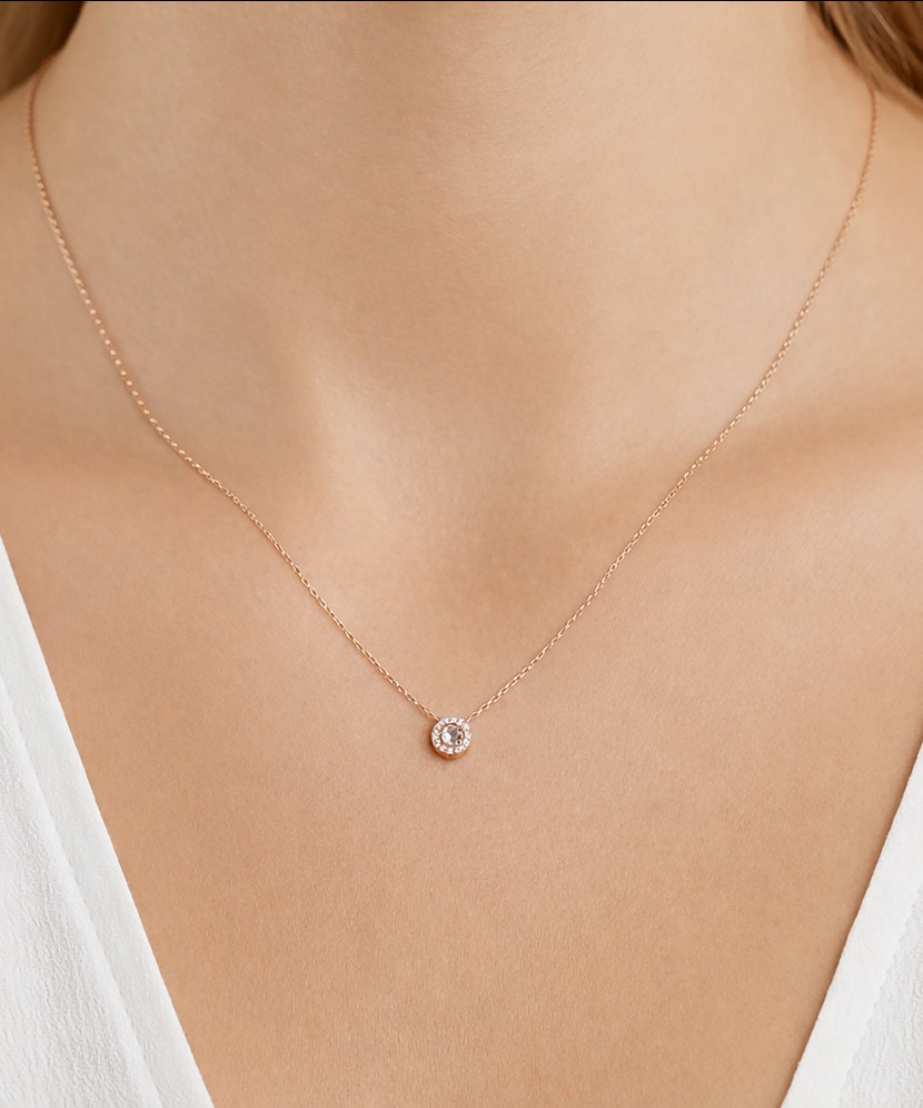 Gold chain with zirconium pendant