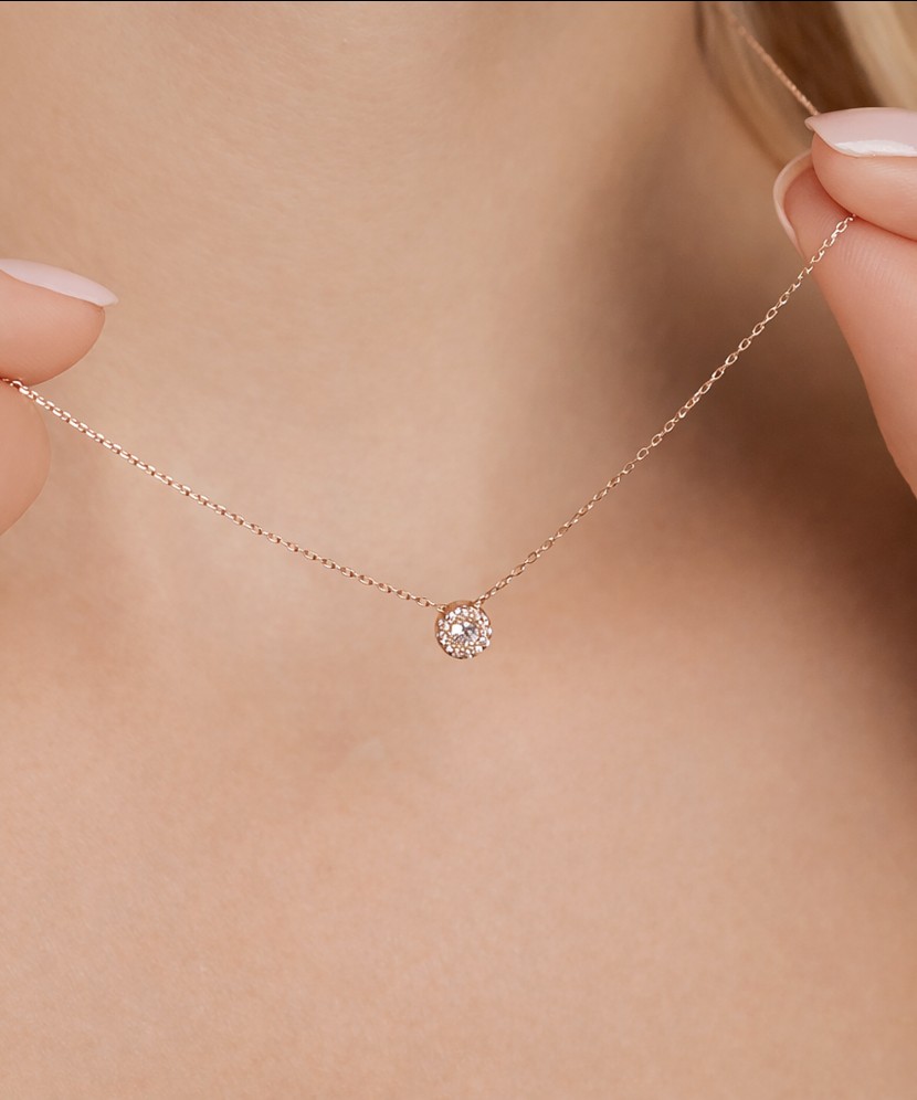 Gold chain with zirconium pendant