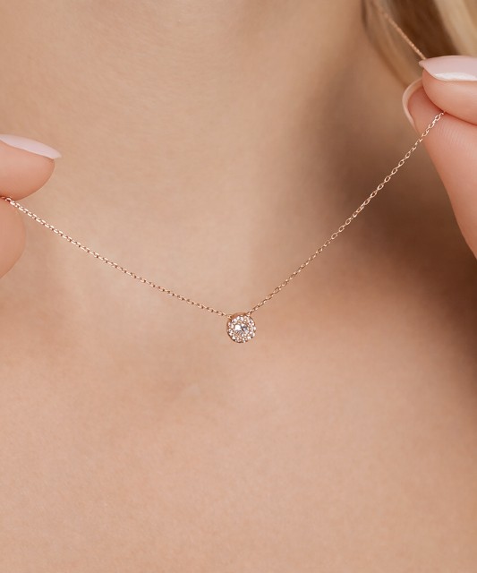 Kultainen kaulakoru zirkoniriipuksella