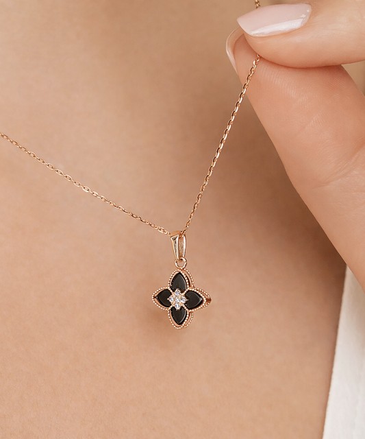 Kultariipus onyksilla ja zirkoneilla