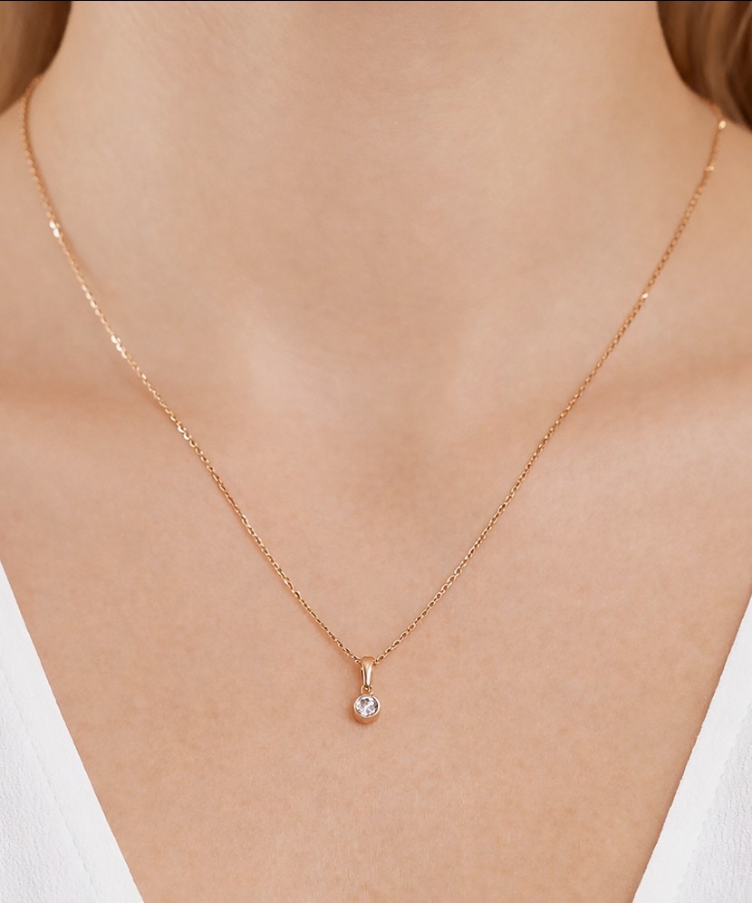 Kultainen riipus zirkonialla