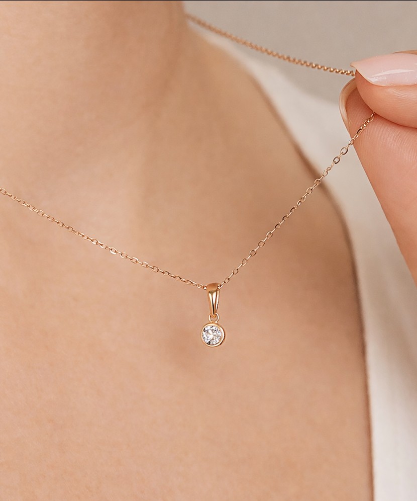 Gold pendant with zirconium