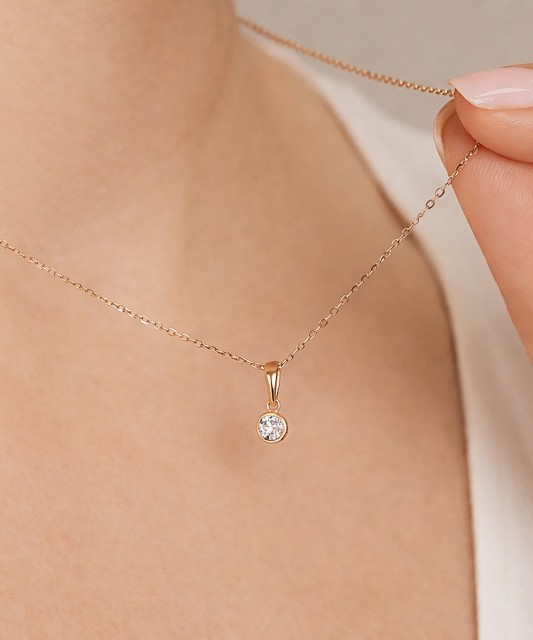 Kultainen riipus zirkonialla