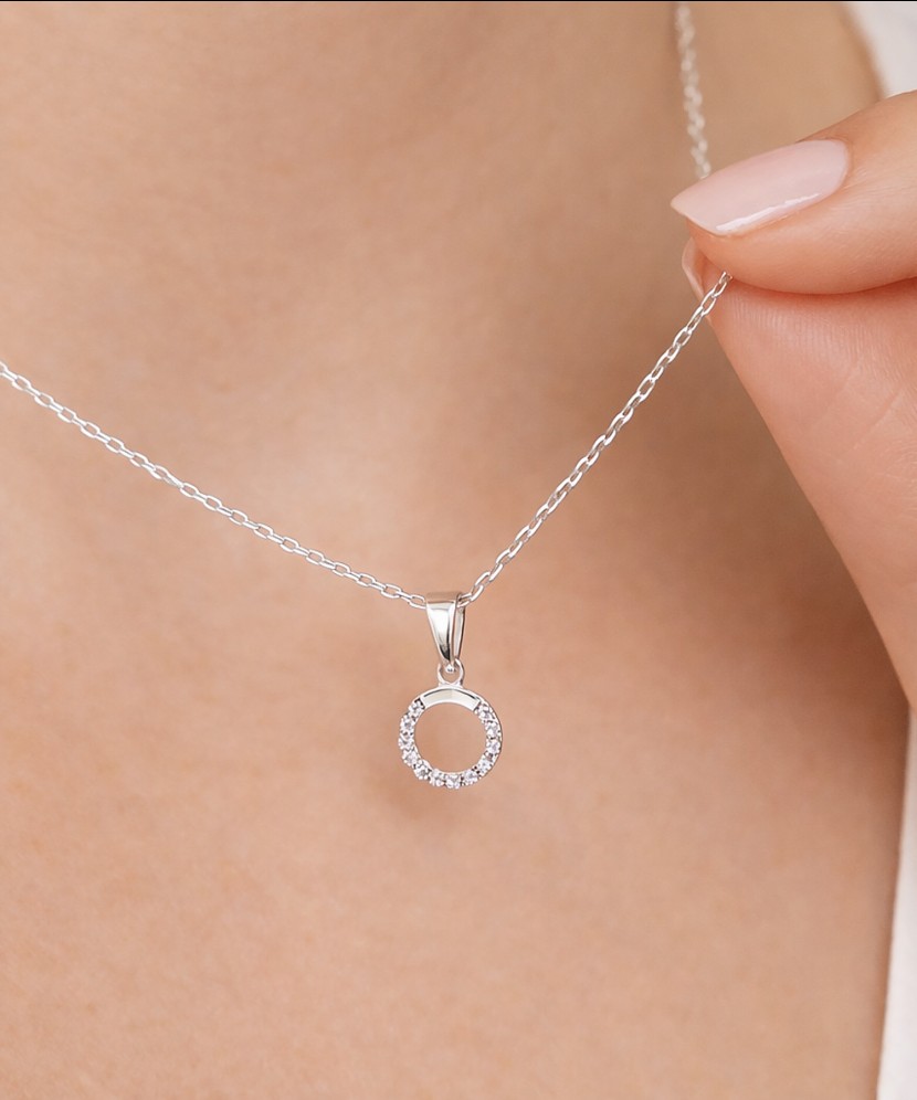 Valkokultainen riipus zirkoneilla