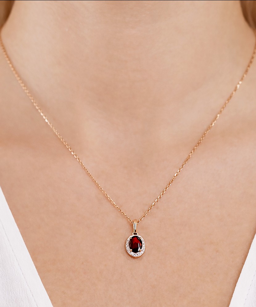 Gold pendant with garnet and diamonds