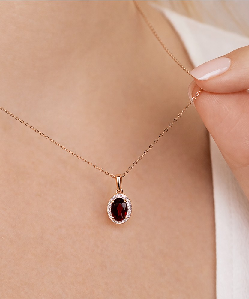 Kultainen riipus granaatilla ja timantteja