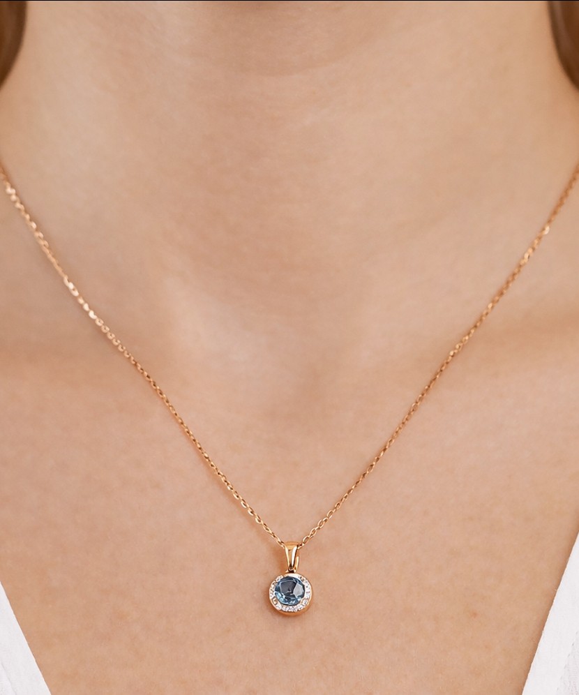 Kultainen riipus topaasilla ja timantteja