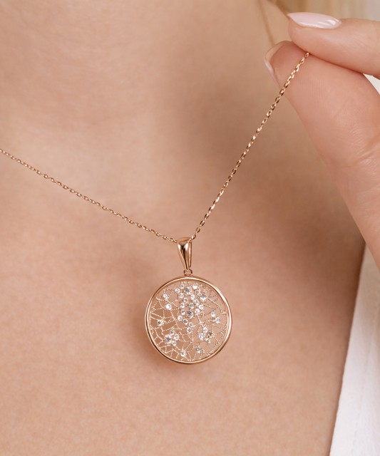 Kultainen riipus zirkoneilla