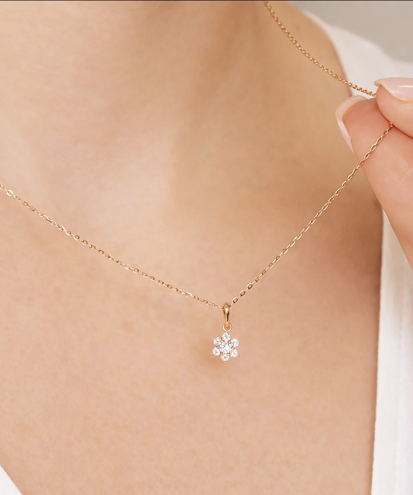 Kultainen riipus zirkoneilla