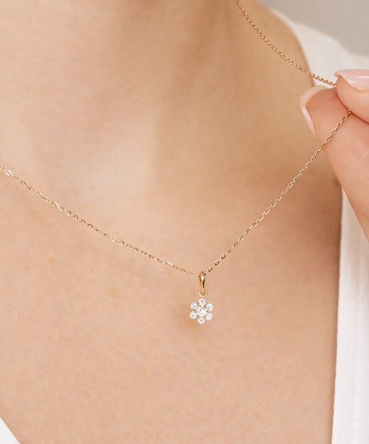 Kultainen riipus zirkoneilla