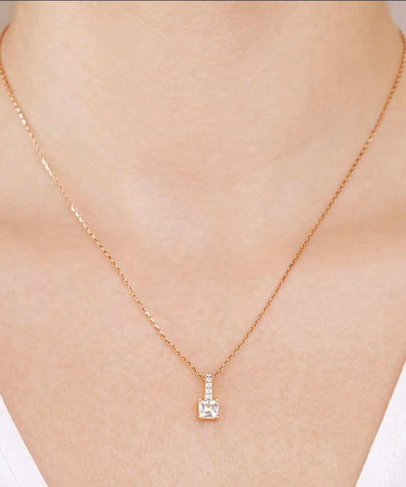 Kultainen riipus zirkoneilla