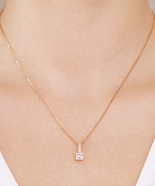 Gold pendant with zircons