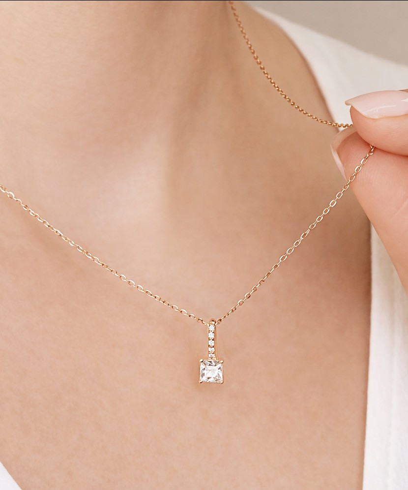 Gold pendant with zircons