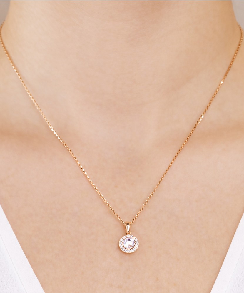 Kultainen riipus zirkoneilla