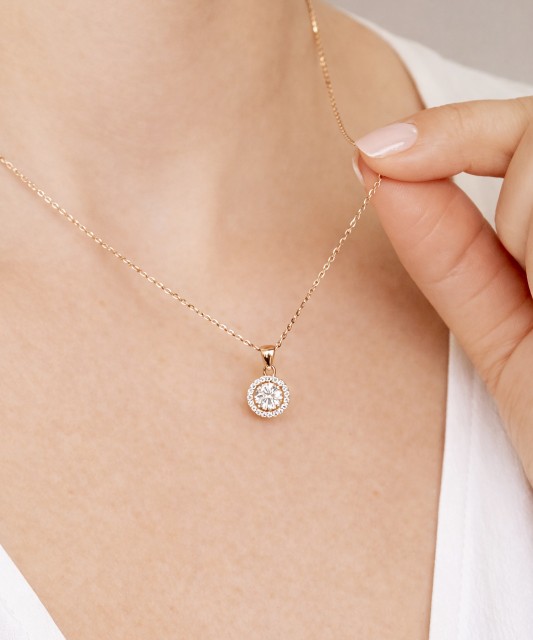 Gold pendant with zircons