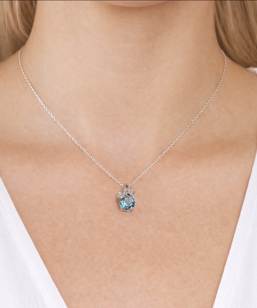 White gold pendant with topaz, diamonds and peridots