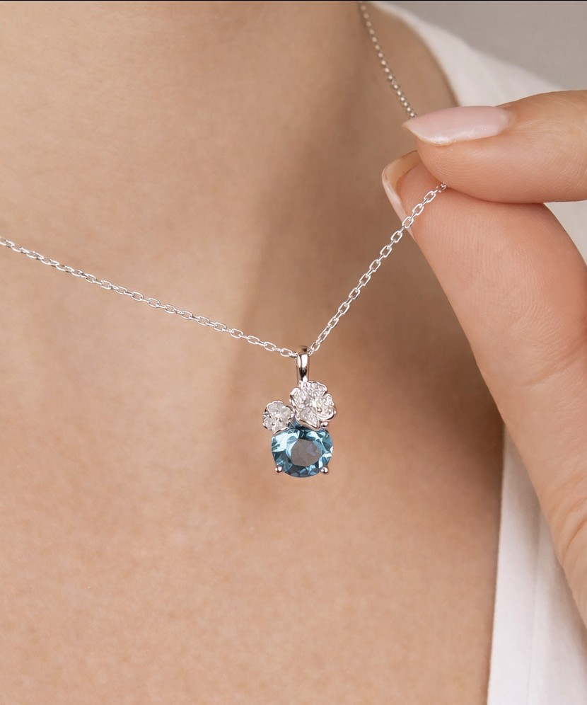 White gold pendant with topaz, diamonds and peridots