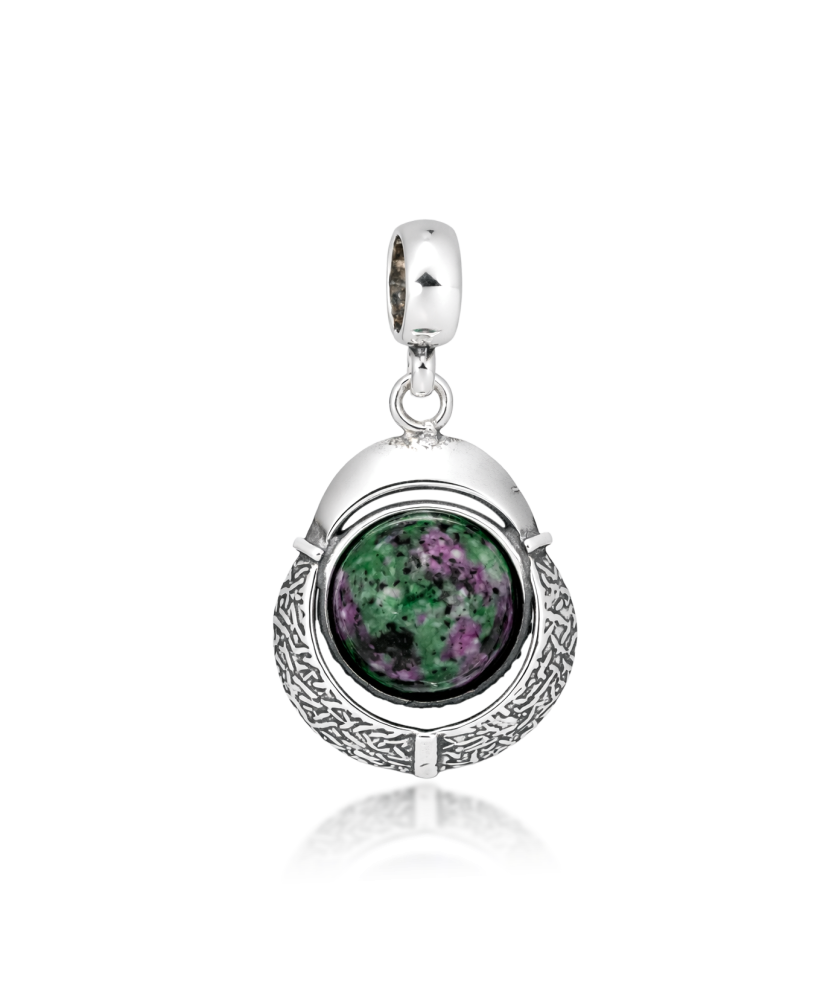 Hopeinen riipus jaspiksella