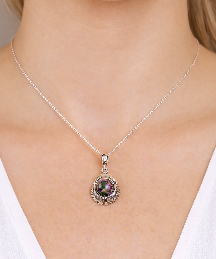 Hopeinen riipus jaspiksella