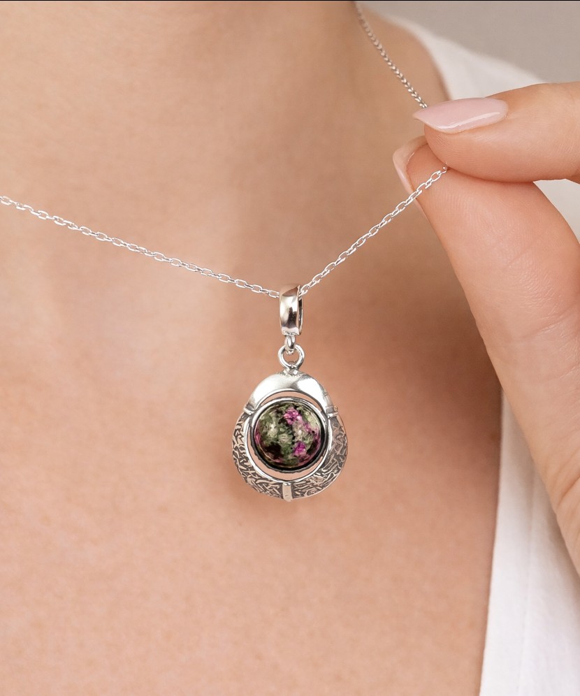 Hopeinen riipus jaspiksella