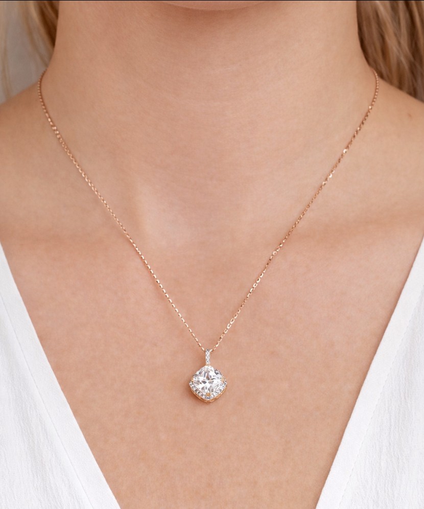 Hopeiset korvakorut zirkoneilla