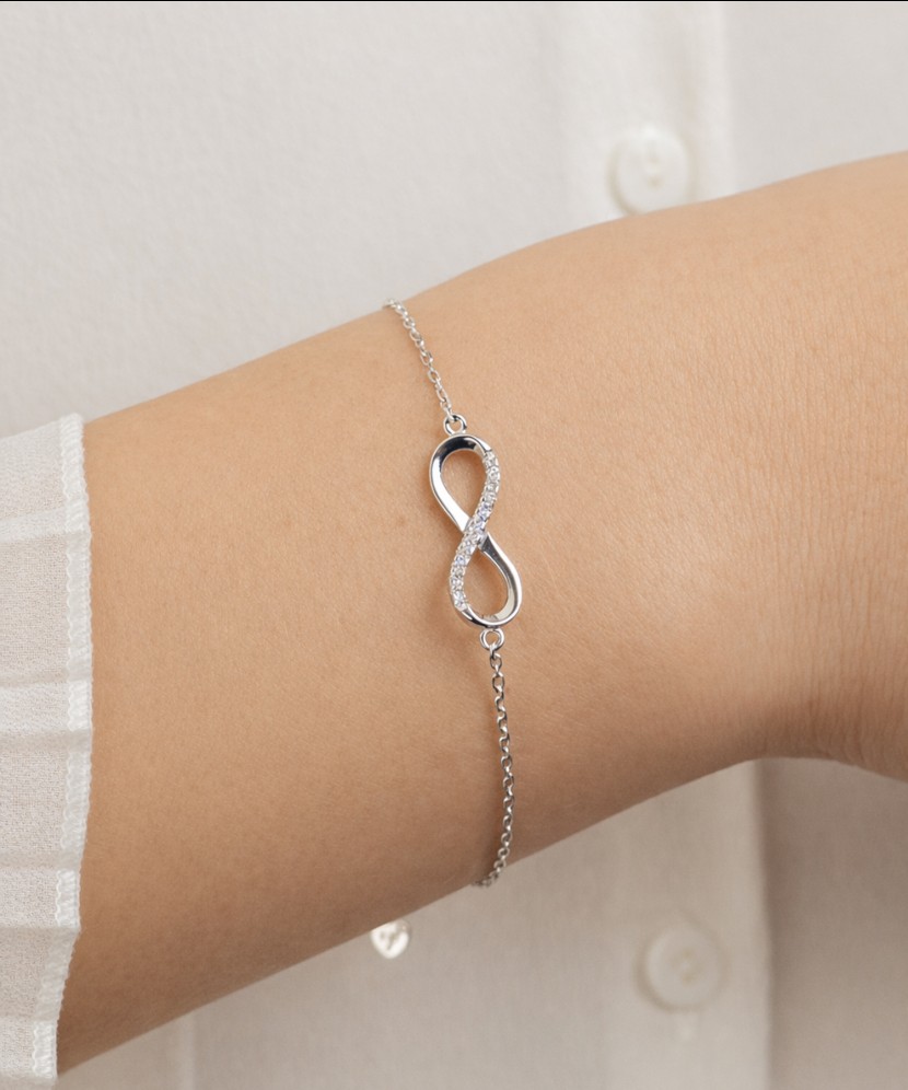 Hopeinen rannekoru zirkoneilla