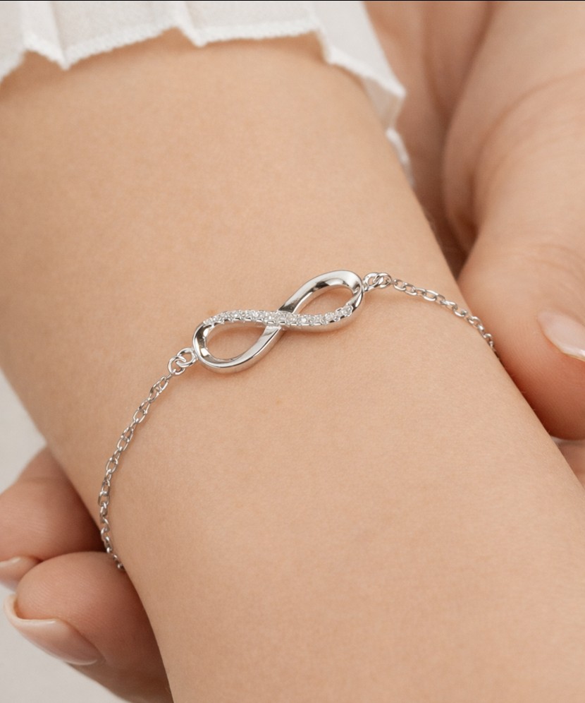 Hopeinen rannekoru zirkoneilla