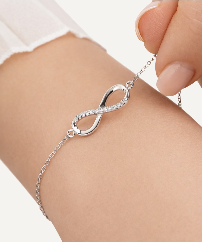 Hopeinen rannekoru zirkoneilla