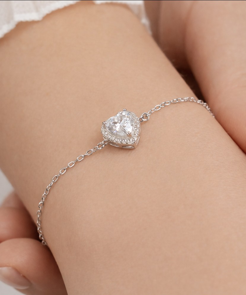 Hopeinen rannekoru zirkoneilla "sydän"