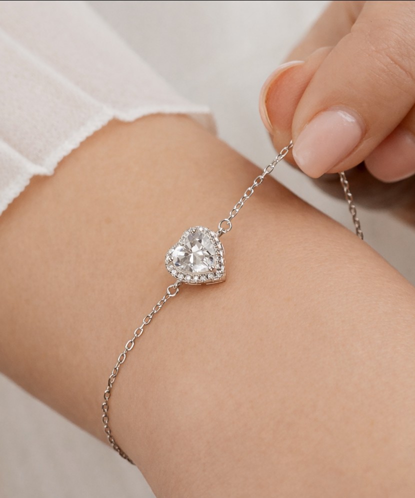 Hopeinen rannekoru zirkoneilla "sydän"