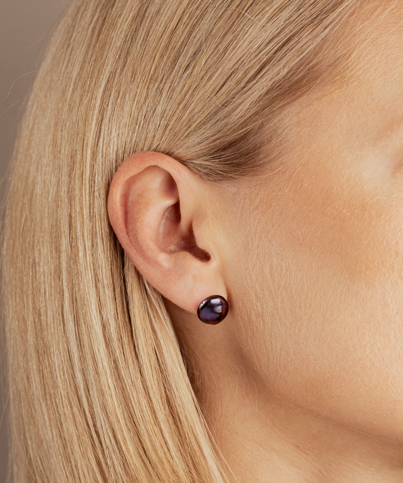 Hopeiset korvakorut helmillä