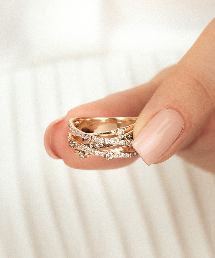 Keltakultainen sormus konjakinvärisillä timanteilla