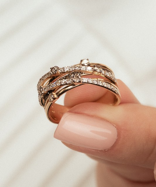 Keltakultainen sormus konjakinvärisillä timanteilla