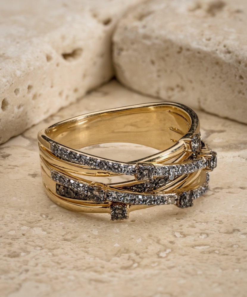 Keltakultainen sormus konjakinvärisillä timanteilla