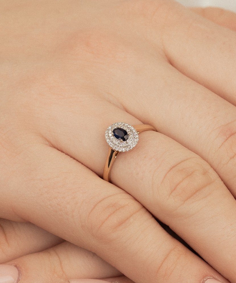 Yellow gold ring with sapphires and diamonds