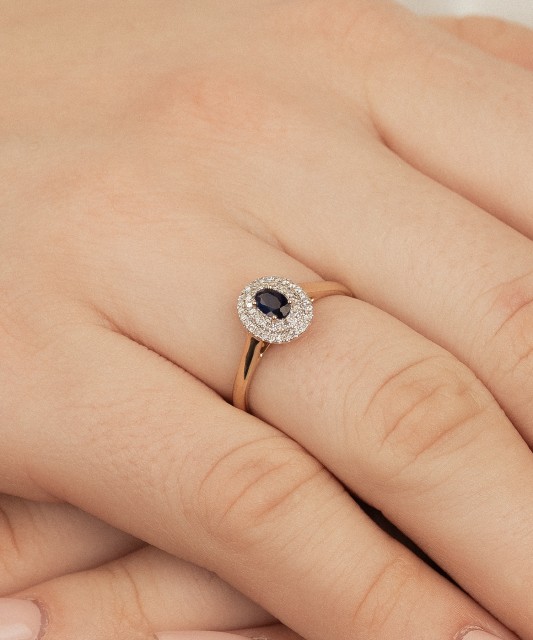 Keltakultainen sormus safiireilla ja timanteilla