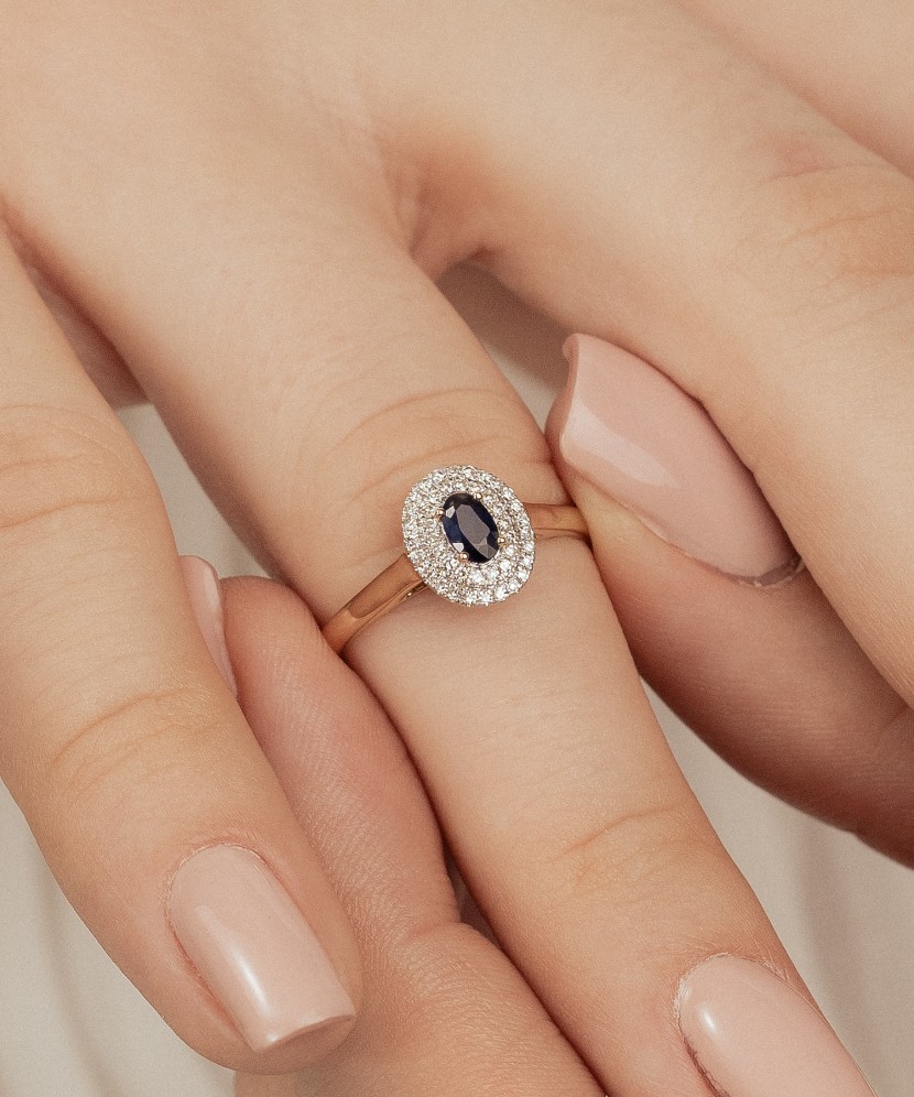 Keltakultainen sormus safiireilla ja timanteilla