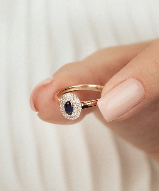 Keltakultainen sormus safiireilla ja timanteilla