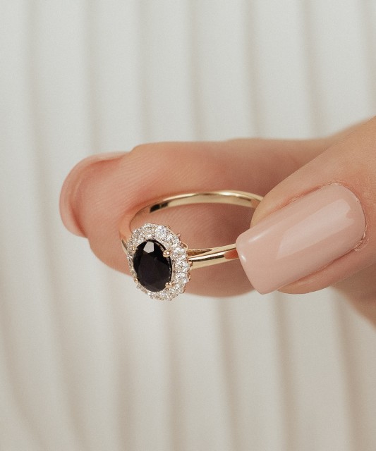 Keltakultainen sormus safiireilla ja timanteilla