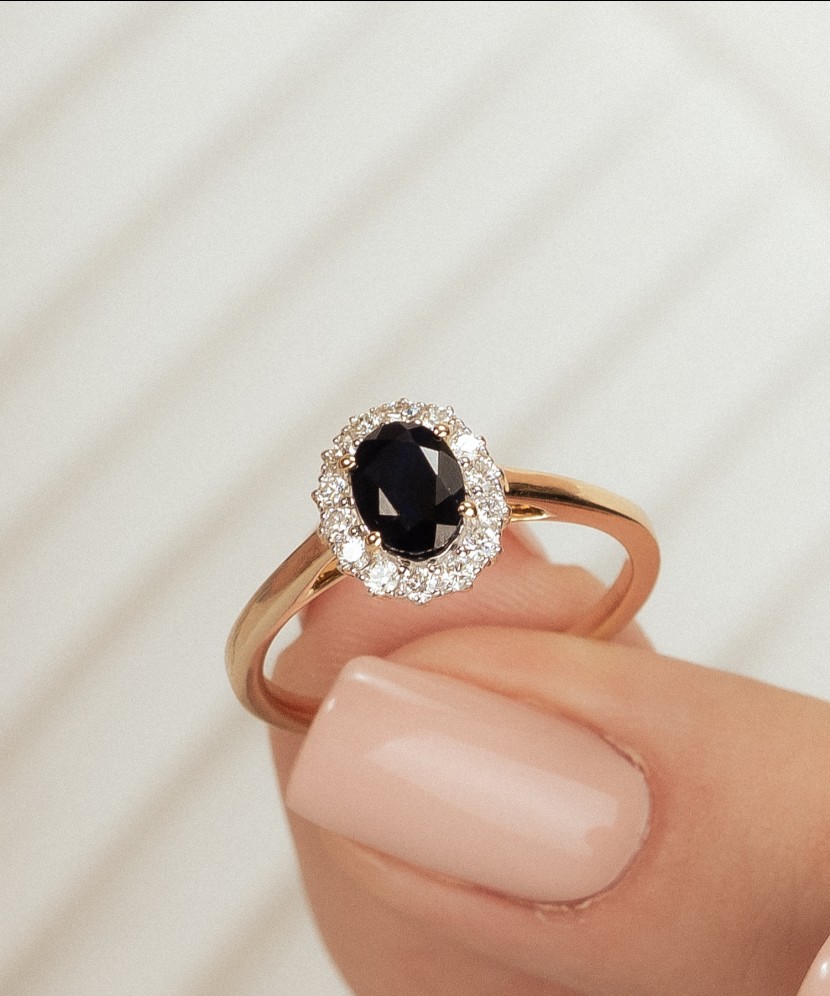 Keltakultainen sormus safiireilla ja timanteilla